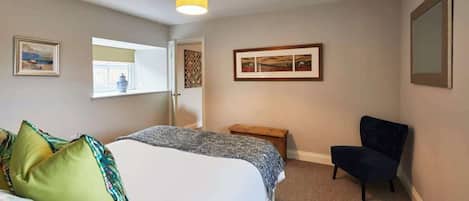 2 bedrooms, desk, iron/ironing board, WiFi