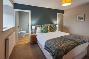 2 soverom, skrivebord, strykejern/-brett og wi-fi