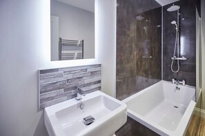 Douche, sèche-cheveux, serviettes fournies