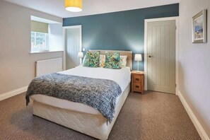 2 bedrooms, desk, iron/ironing board, WiFi