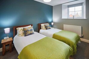 2 Schlafzimmer, Schreibtisch, Bügeleisen/Bügelbrett, WLAN