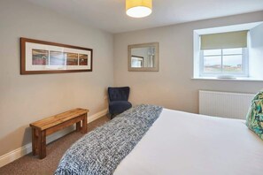 2 bedrooms, desk, iron/ironing board, WiFi