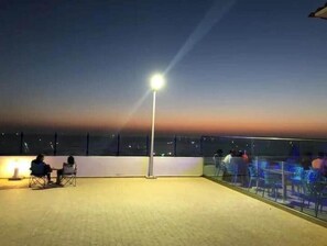 Outdoor dining - Beautiful Appart Agadir Aourir: Feet in the water!!! (Agadir)