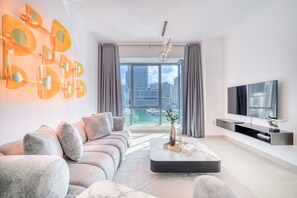 TV - Elegant 2BR at Beauport XI Dubai Marina by Deluxe Holiday Homes (Dubai)