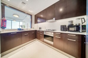 Kjøleskap, mikrobølgeovn, ovn og kaffetrakter/tekoker