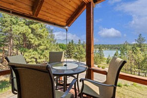 Outdoor dining - Lakeside Retreat in Eureka | 3 Bed, 2 Bath (Eureka)