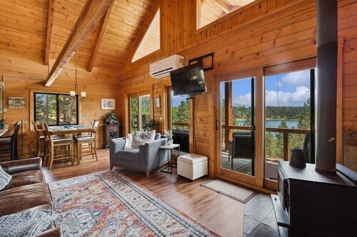 Lakeside Retreat in Eureka!