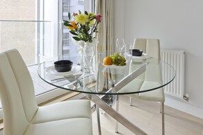 Apartamento conforto (1 Bedroom) | Opções para refeição no quarto