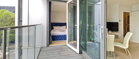 Căn hộ tiện nghi đơn giản (1 Bedroom) | Ban công