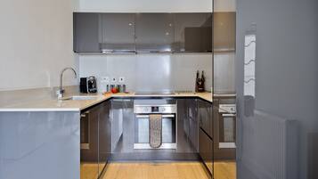 Refrigerador, microondas, horno, placa de cocina