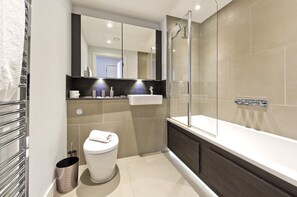 Comfort Apartment (1 Bedroom) | Bathroom | Combined shower/tub, hair dryer, towels, toilet paper