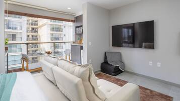 Apartamento básico | Área de estar | TV