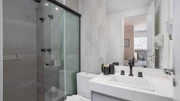 Apartment | Bathroom | Free toiletries