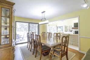 Dining - Sunset Rentals | Gloucester 26 (Hilton Head Island)