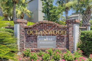 Exterior detail - Sunset Rentals | Oceanwood 101 (Hilton Head Island)