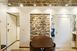 Interior - THE HEADQUARTERS OF ART: Central studio apartment between the Duomo and Piazza Signoria.  A/C (Firenze)