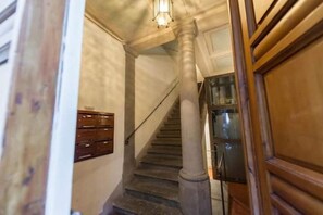 Interior - THE HEADQUARTERS OF ART: Central studio apartment between the Duomo and Piazza Signoria.  A/C (Firenze)