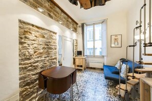 Living area - THE HEADQUARTERS OF ART: Central studio apartment between the Duomo and Piazza Signoria.  A/C (Firenze)