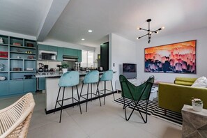 Kylskåp, mikrovågsugn, ugn och spishäll