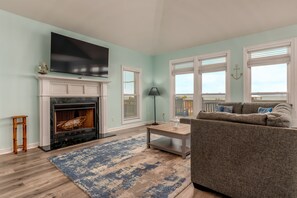 TV, books - Bayfront Beach House with Sandy Beach, screen porch and direct Bay view - Casa N (Dauphin Island)