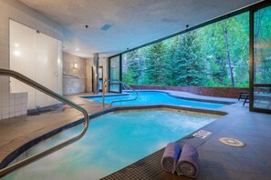 Piscina coperta, una piscina riscaldata