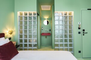 1 habitación, minibar y cortinas blackout 