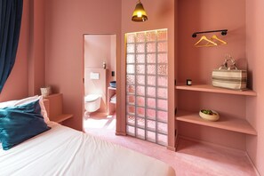 Standaard tweepersoonskamer | Een minibar, verduisterende gordijnen, een strijkplank/strijkijzer