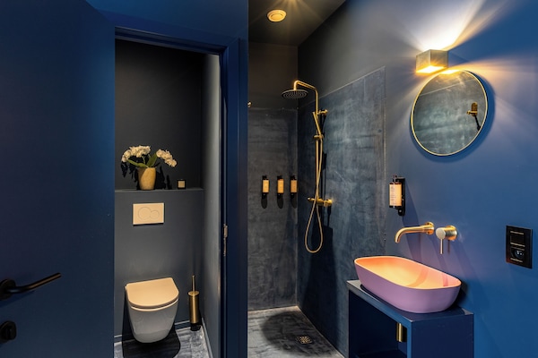 Familie tweepersoonskamer | Badkamer | Een douche, gratis toiletartikelen, een haardroger, pantoffels