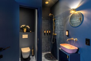 家庭双人房 | 浴室 | 淋浴设施、免费洗浴用品、吹风机、拖鞋