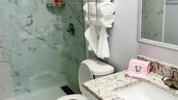 Douche, sĂšche-cheveux, serviettes fournies, savon