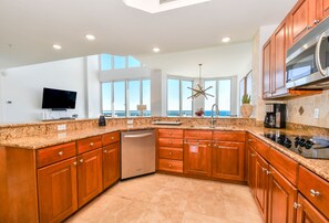 Een koelkast, een magnetron, een oven, een kookplaat