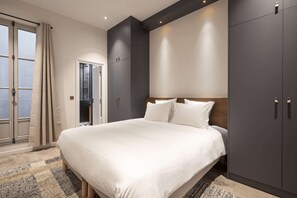 高級寝具、ピロートップベッド、セーフティボックス (室内)、客室ごとに異なる装飾