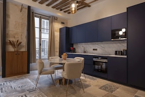 Frigorífico grande, microondas, horno y placa de cocina