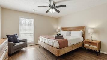 3 quartos, ferros/tábuas de passar roupa, acesso à internet