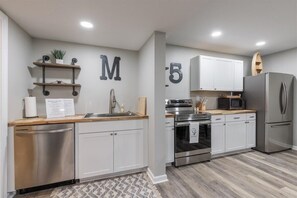 Kylskåp, mikrovågsugn, ugn och spishäll