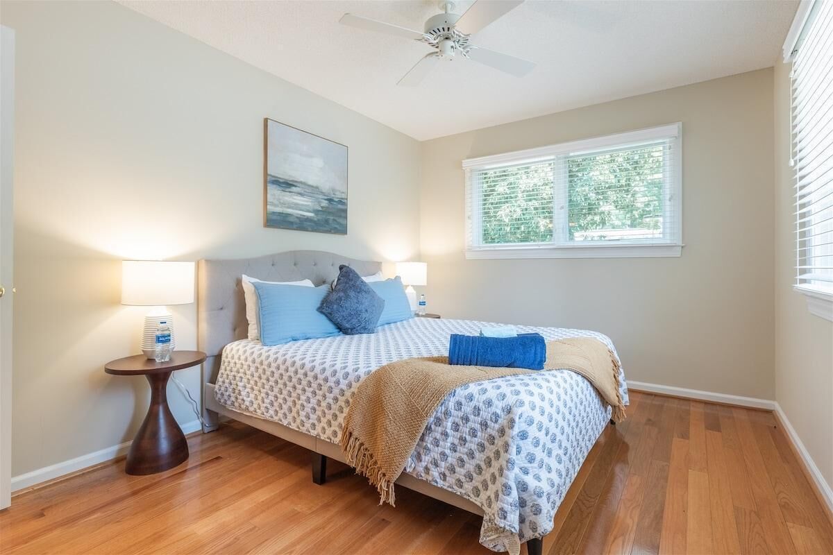 4 habitaciones, tabla de planchar con plancha, internet y ropa de cama 