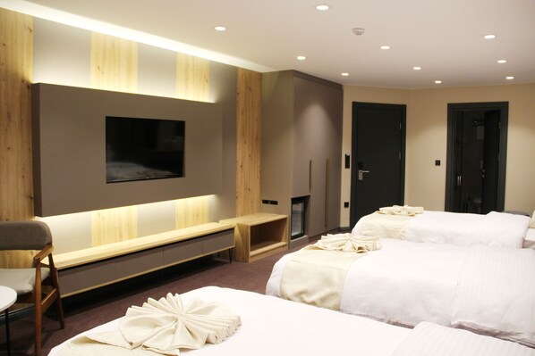 舒適四人房 | 客房內保險箱、書桌、隔音、熨斗/熨衣板