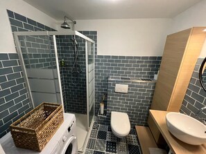 Secadora de cabello, toallas, jabón, papel de baño 