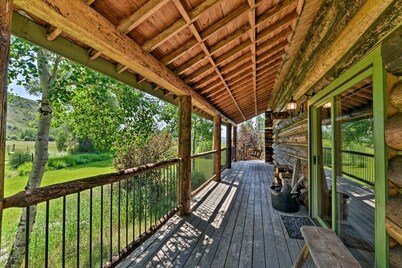 Longhorn Ranch Cabin w/ Hot Tub, Large Deck and Stunning Views!