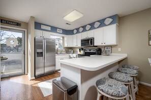 Fridge, microwave, oven, stovetop - 3 BR TOWNHOUSE- GORGEOUS POOL + Tennis -38172 Beachwood Ct, Bethany Beach, DE (Frankford)