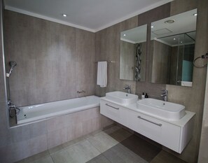 Luxury Apartment | Bathroom - Sandton Smart Apartment Twelve (Sandton)