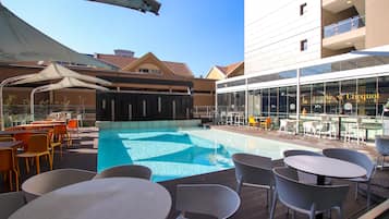 4 outdoor pools