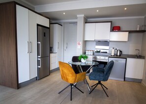 Luxury Apartment | In-room dining - Sandton Smart Apartment Twelve (Sandton)