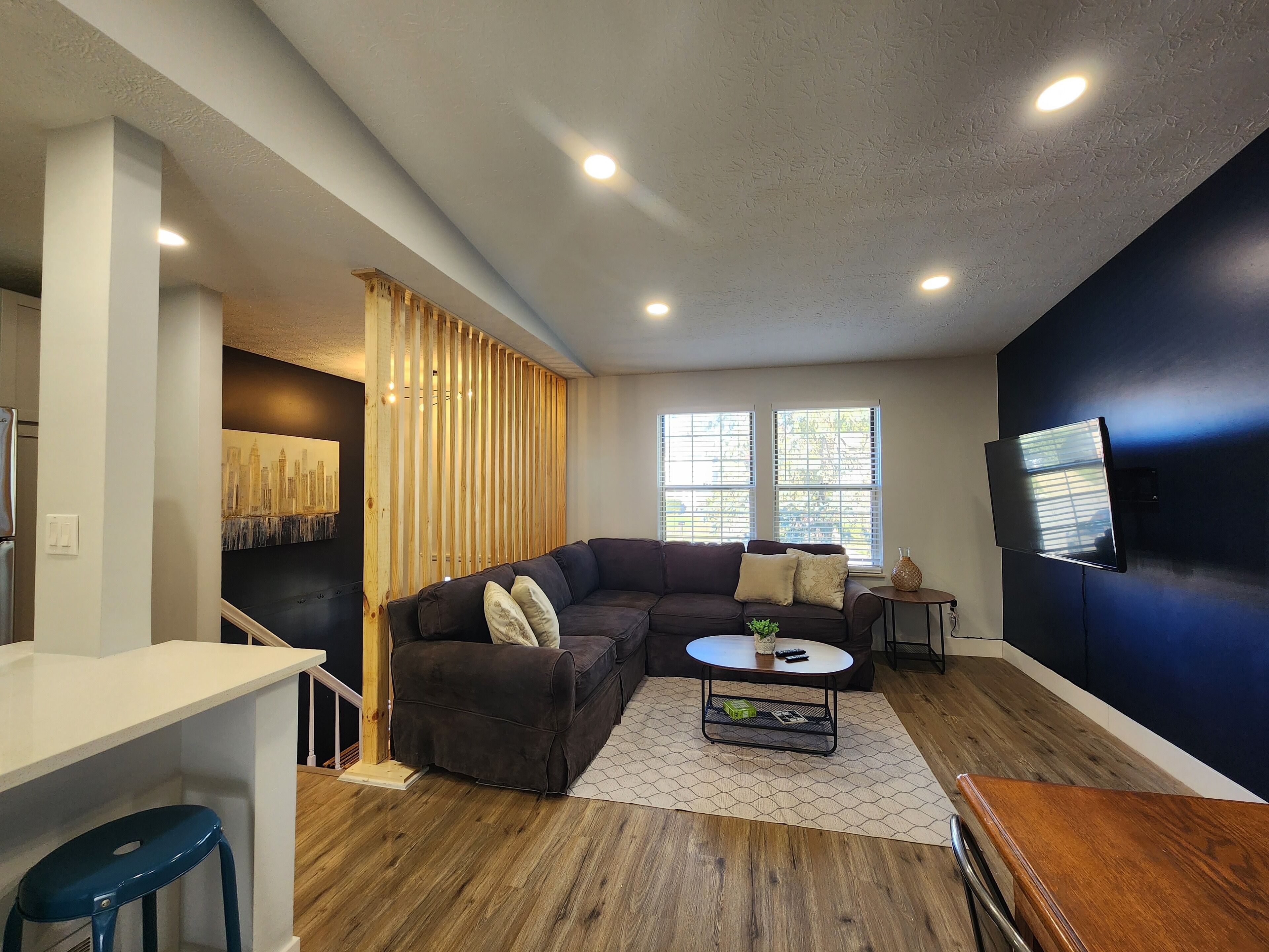 Short-term & long-term furnished rental. Monthly price includes all utilities.
