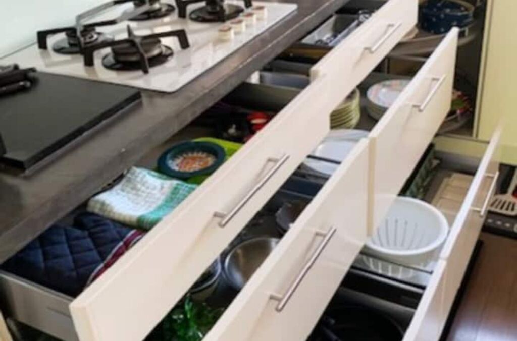 Frigorífico, microondas, horno y placa de cocina