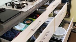 Een keuken met een gasfornuis, een magnetron, en diverse keukengerei en apparaten.