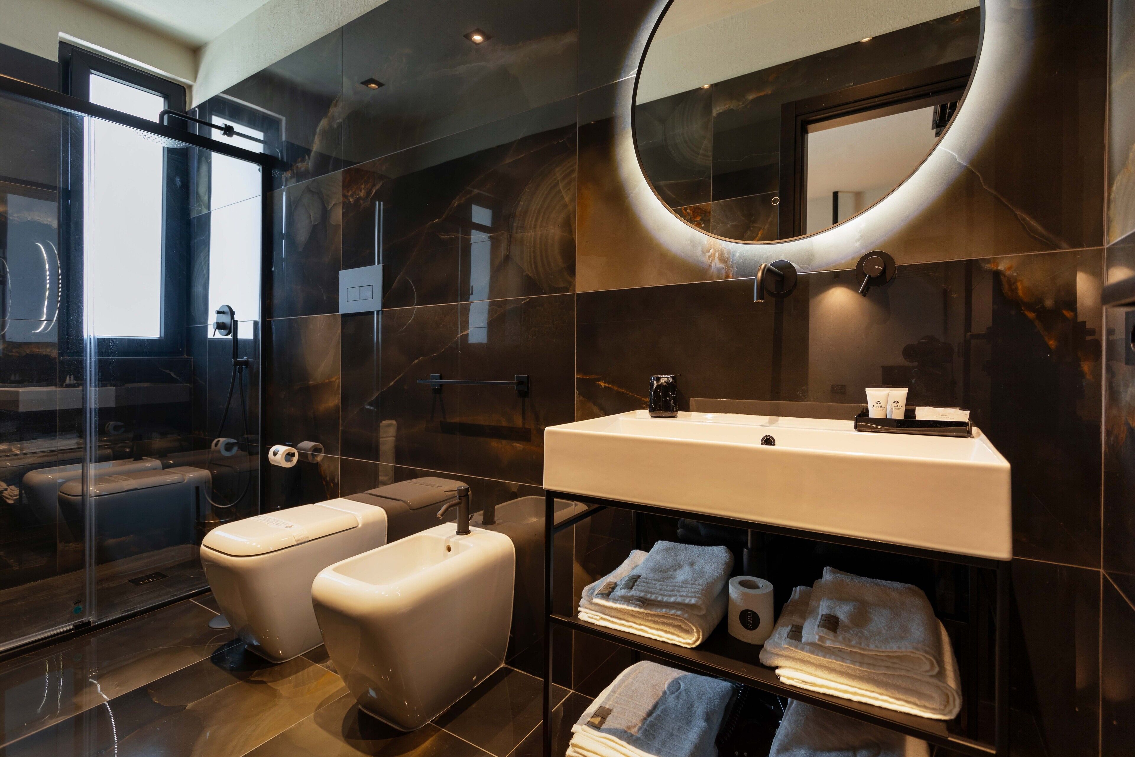 Standard Room, 1 King Bed | Bathroom | Shower, rainfall showerhead, hair dryer, slippers