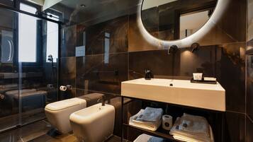 Habitación estándar, 1 cama de matrimonio grande | Baño | Ducha, cabezal de ducha tipo lluvia, secador de pelo y zapatillas