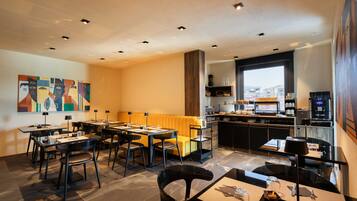 Café da manhã com buffet todos os dias (EUR 10 por pessoa)