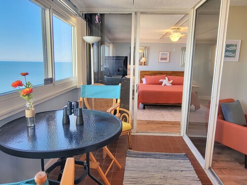 Oceanfront condo! Steps to the beach and ocean! Atlantis #1709